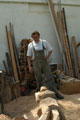 Click to see it big Ich mit Kettensäge, Impression aus dem Atelier
